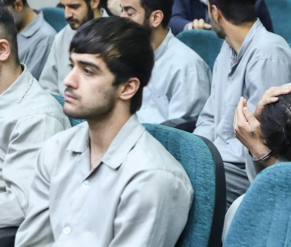 Mohammad Hosseini (left) and Mohammad Mehdi Karami (center) during a court hearing in Tehran (December 2022)