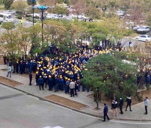 A gathering of striking workers at Esfahan Steel Company (November 15)