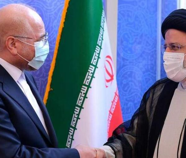 Parliament Speaker Mohammad Bagher Ghalibaf shaking hands with President Ebrahim Raisi (file photo)