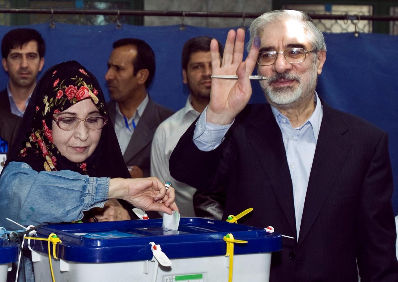 Mousavi and his wife Rahnavard casting ballots in the 2009 presidential election