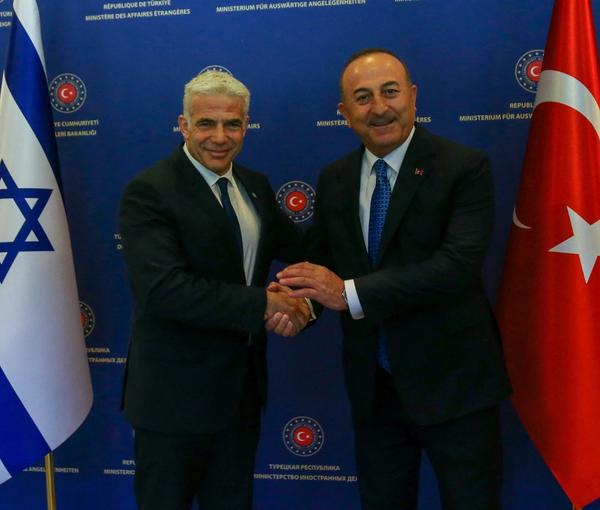 Israeli Foreign Minister Yair Lapid (left) and his Turkish counterpart Mevlut Cavusoglu (undated)