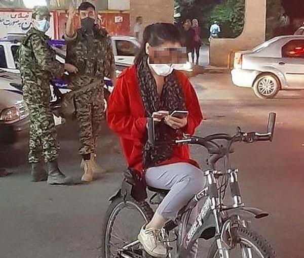 An Iranian protester without hijab near security forces  (November 2022)