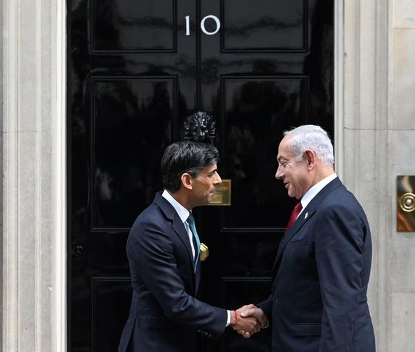 British Prime Minister Rishi Sunak welcomes Israeli Prime Minister Benjamin Netanyahu at Downing Street in London, Britain March 24, 2023. 