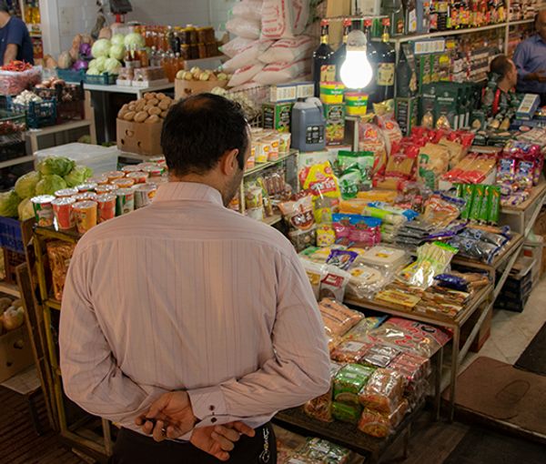 A man looking at the goods at Tehran’s bazaar (file photo)