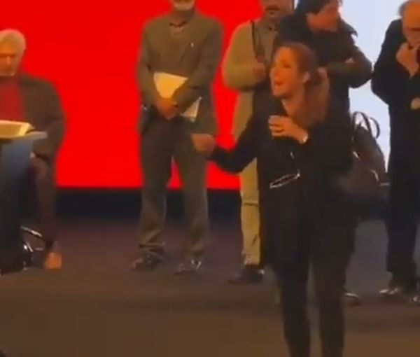 Zeynab Kazempour, who removed her headscarf during the annual assembly of Tehran Construction Engineering Organization on February 17, 2023