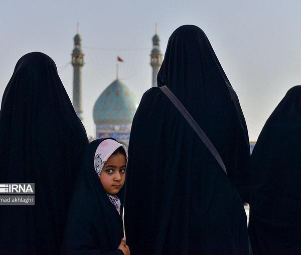 Women wearing Islamic Republic’s preferred hijab covering the whole body (chador) (file photo)