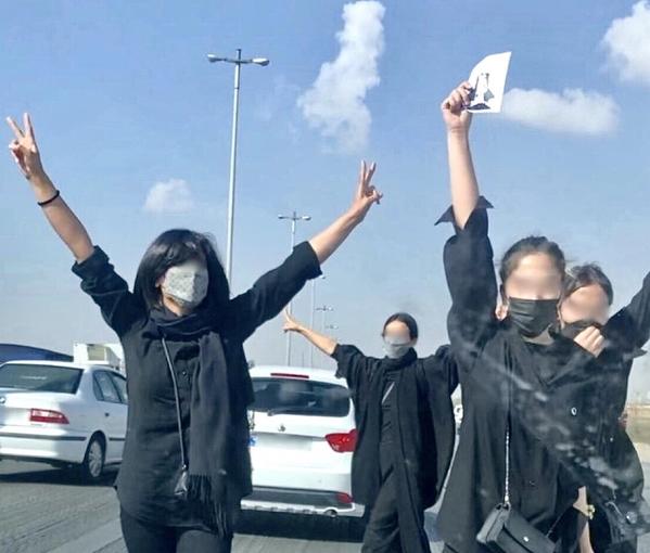 Women protesting in Karaj, west of Theran on November 3, 2022