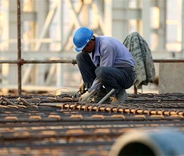 An Iranian construction worker (File Photo)