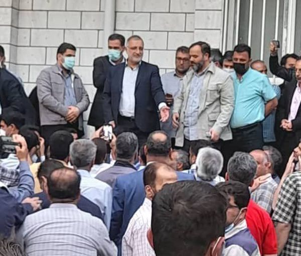 Tehran mayor Alireza Zakani speaking with striking bus drivers. May 16, 2022