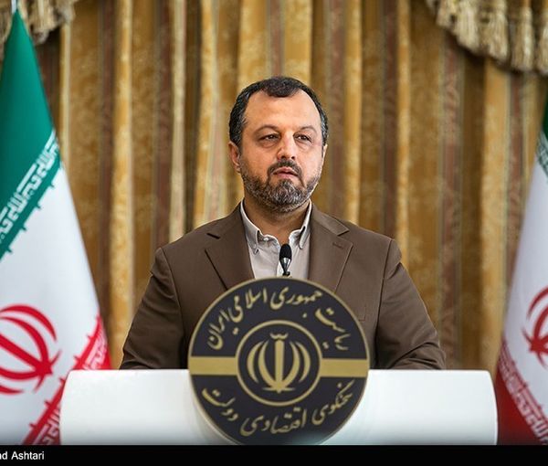 Finance and Economic Affairs Minister Ehsan Khandouzi (file photo)
