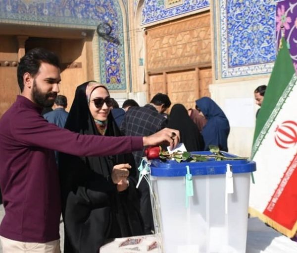 Iranians casting their votes at ballot boxes during the parliamentary elections in the city of Isfahan (2019)