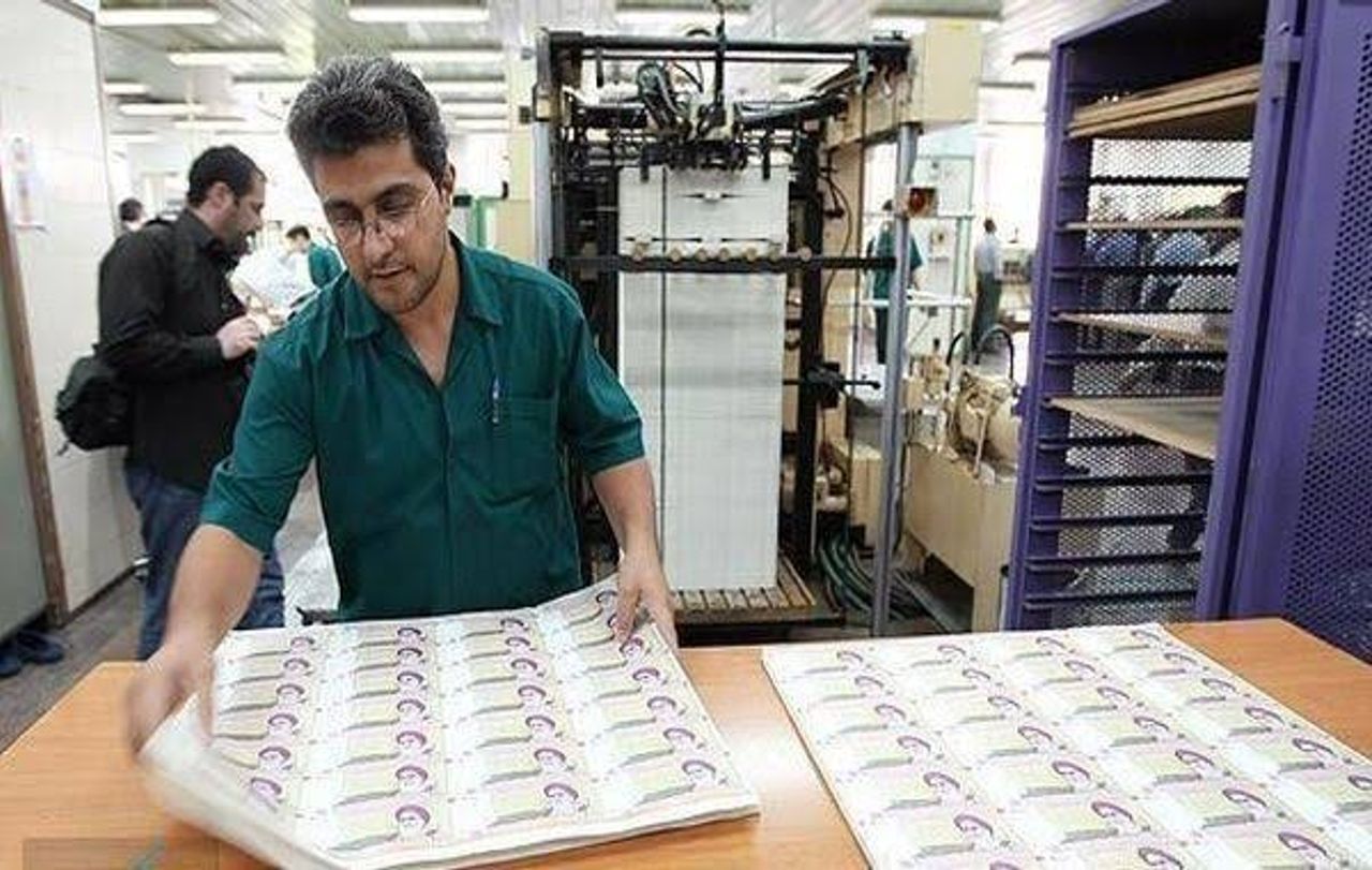An employee of Iran’s Central Bank checking the quality of newly printed banknotes