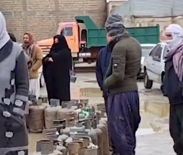 People in long lines for gas in capsules in Zabol, Sistan-Baluchestan province, on January 18