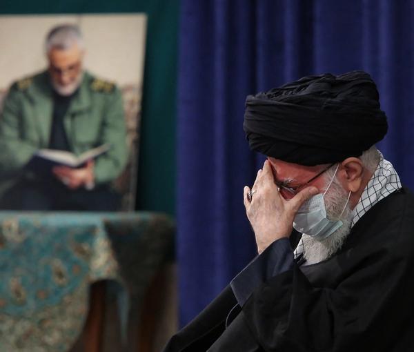 Iran's ruler Ali khamenei in January 2021, with picture of IRGC's Qasem Soleimani seen in the background