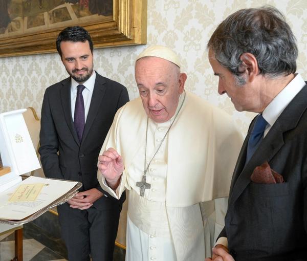 IAEA chief Rafael Grossi with Pope Francis at the Vatican, January 12, 2023