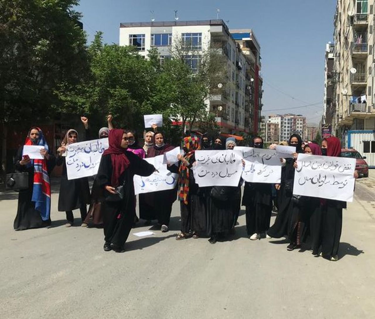 گروهی از زنان به خیابان‌های کابل آمدند و مخالفت‌شان را با شناسایی طالبان ابراز کردند