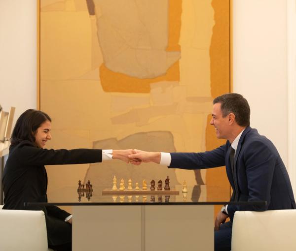 Sarasadat Khademalsharieh and Spanish Prime Minister Pedro Sanchez (January 2023)