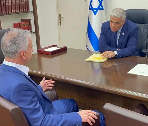Israel’s Prime Minister Yair Lapid (right) in a meeting with Mossad Director David Barnea (undated)