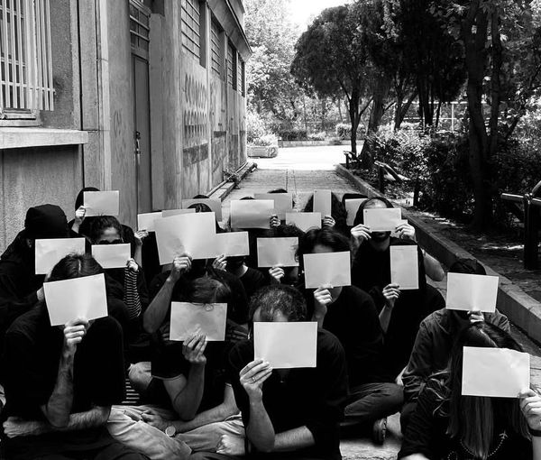 دانشجویان با پوشیدن لباسِ سیاه عزا، در اعتراض به اجرای احکام ظالمانه اعدام  تحصن کردند