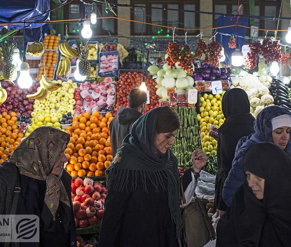 Iranians in a food market  (file photo)
