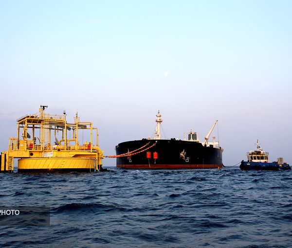Iranian platform in the Persian gulf loading oil into a tanker in March 2022
