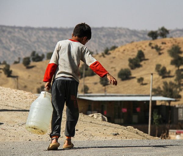 An Iranian boy carrying a water gallon  (file photo)