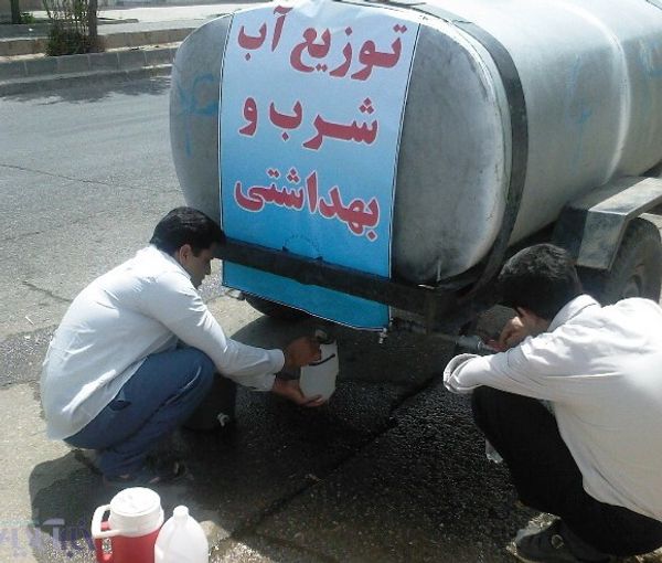 Iranians filling drinking water from a water tanker (file photo)