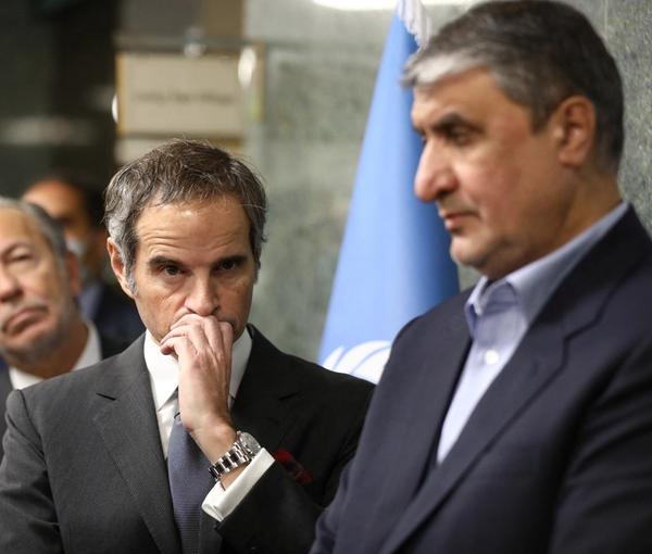 Iran's nuclear chief Mohammad Eslami (R) with Rafael Grossi in Tehran in 2022