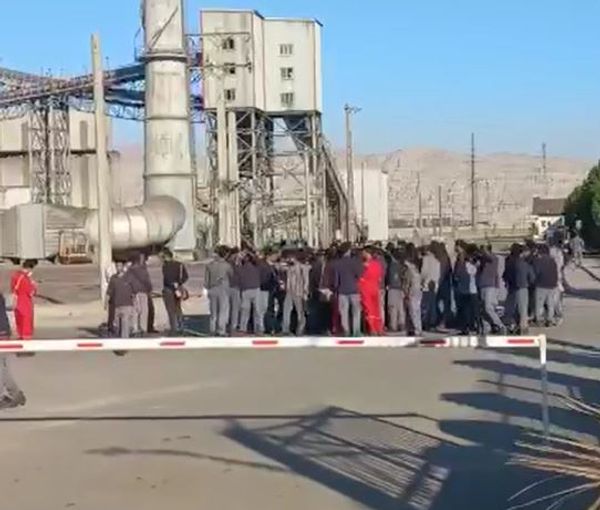 Striking workers at an Iranian factory   (November 29, 2022)
