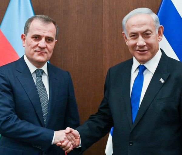 Azerbaijan Foreign Minister Jeyhoun Bayramov (left) and Israeli Prime Minister Benjamin Netanyahu in in Jerusalem on March 29, 2023  