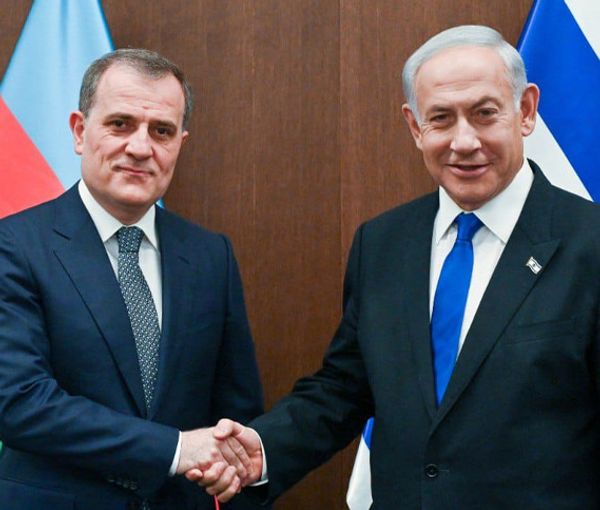 Azerbaijan Foreign Minister Jeyhoun Bayramov (left) and Israeli Prime Minister Benjamin Netanyahu in in Jerusalem on March 29, 2023