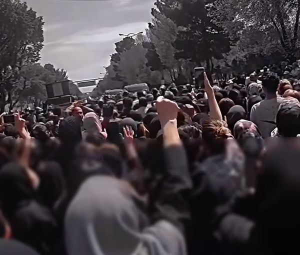 Parents and students protesting in Shahin-Shahr on April 15, 2023