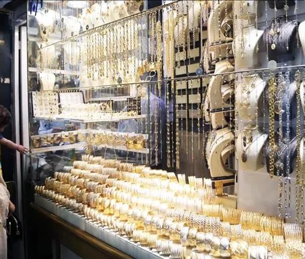 An Iranian woman shopping for gold (file photo)