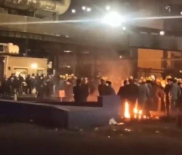 Workers on strike at Esfahan Steel Company on early hours of February 26, 2023