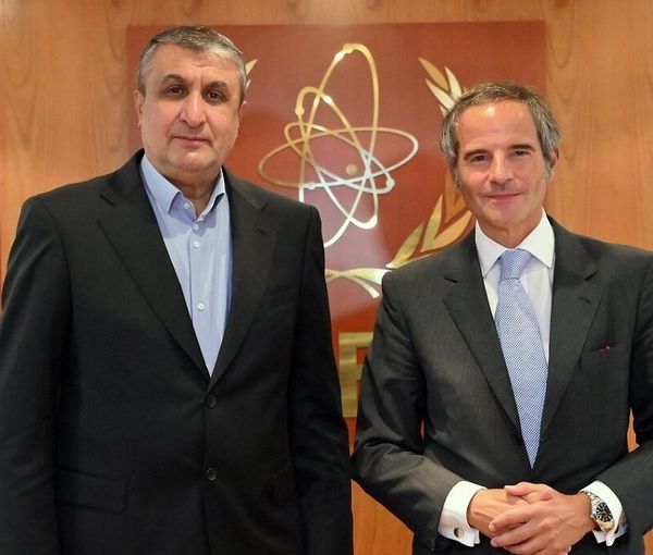 Iran's nuclear chief Mohammad Eslami (L) and IAEA's Rafael Grossi in Tehran on March 3, 2023
