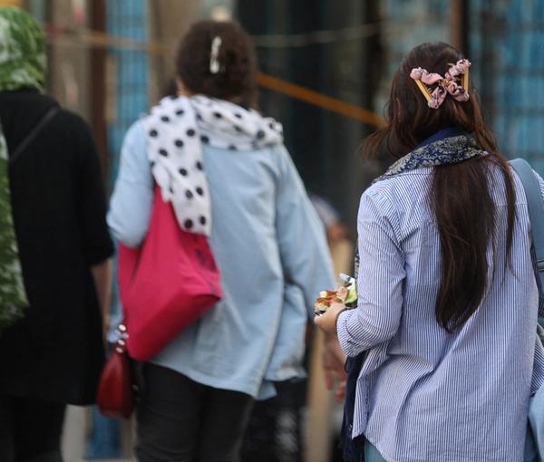 রাজধানী তেহরানের রাস্তায় বাধ্যতামূলক হিজাব ছাড়াই ইরানি নারীরা (জুলাই 2023)