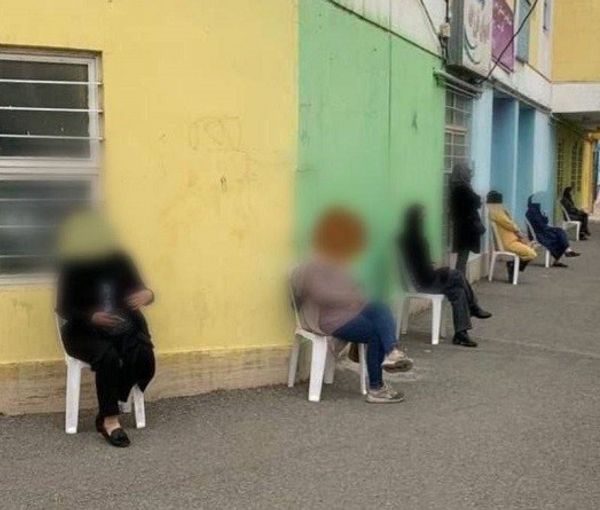 Parents standing guard around their children’s school in the city of Zanjan (April 2023)