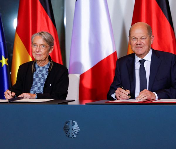 German Chancellor Olaf Scholz and French Prime Minister Elisabeth Borne sign an economic collaboration agreement between Germany and France, at the at the Federal Chancellery in Berlin, Germany November 25, 2022.