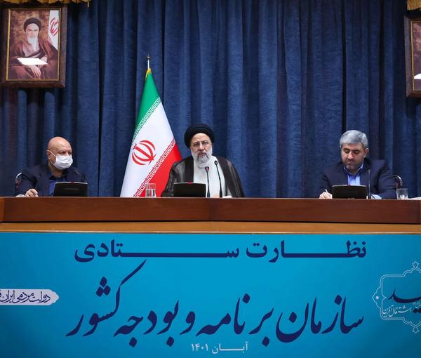 The head of Iran’s Planning and Budget Organization Masoud Mirkazemi (left) and President Ebrahim Raisi (center) (November 2023) 