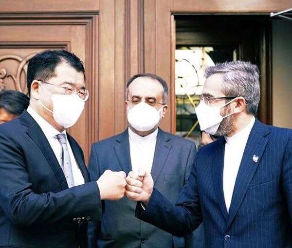Iranian and South Korean representative meeting in Vienna in January 2022.