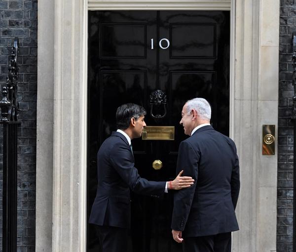 British Prime Minister Rishi Sunak welcomes Israeli Prime Minister Benjamin Netanyahu at Downing Street in London, March 24, 2023