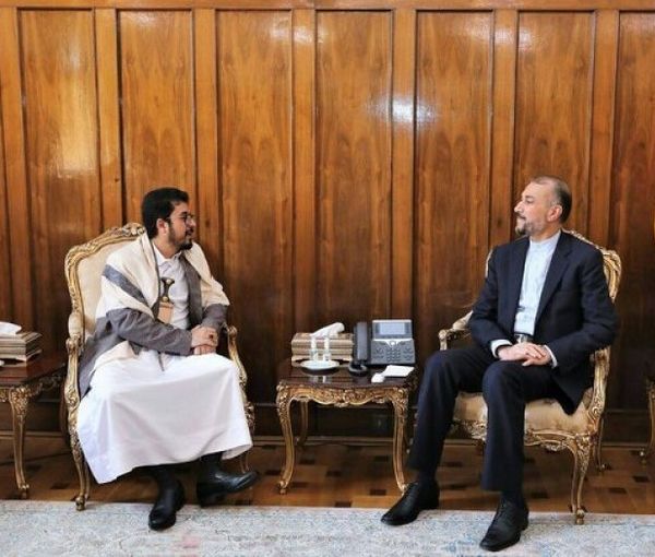 Iran's foreign minister Hossein Amir-Abdollahian (L) with a Houthi envoy in April 2022