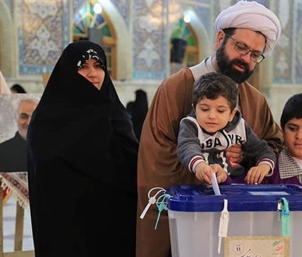 An Iranian family casting votes for parliamentary elections in the city of Esfahan (Isfahan)  (February 2020)